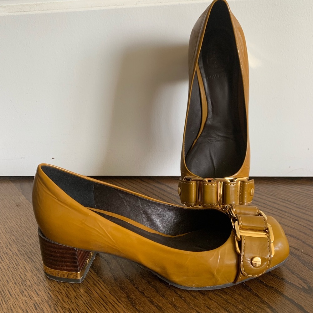 Tory Burch golden/yellow heel size 5 gr8 condition